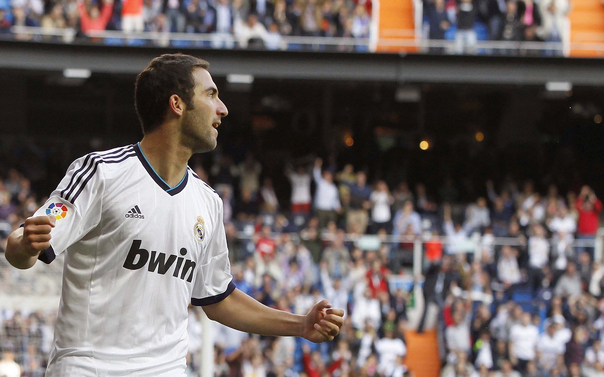 拜仁4-3险胜勒沃库森，莱万完成帽子戏法，拜仁莱万多夫斯基图片